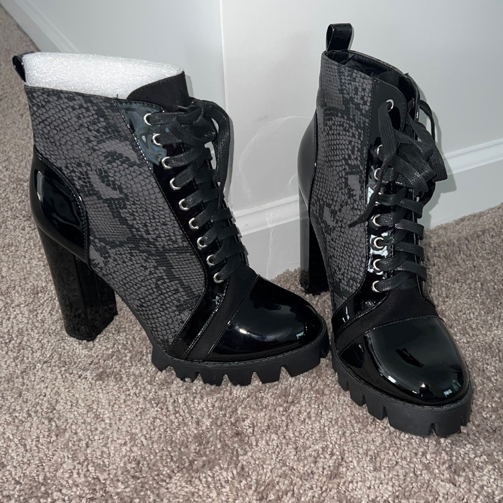 Black snake Print Boot